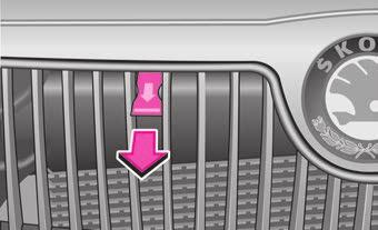 139 Radiateurgrille: Treklip Ontgrendeling motorkap Trek aan de ontgrendelingshendel onder het dashboard aan de bestuurderszijde