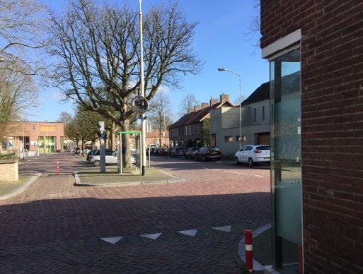 In het gedeelte waar het pand zich bevindt is eenrichtingsverkeer van toepassing. De locatie vormt het eindpunt van de historische as die vanaf de binnenstad tot aan het Ginneken loopt.