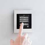 Communiceert draadloos met de warmtepomp en de rest van de installatie Biedt individuele temperatuurregelingen in elke ruimte Combineert functionaliteit met design Voor meer informatie zie ook