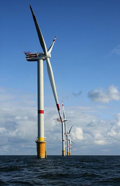 Voor deze 5 MW turbines is de afstand tussen de onderkant van de turbines en de waterlijn 31 meter.
