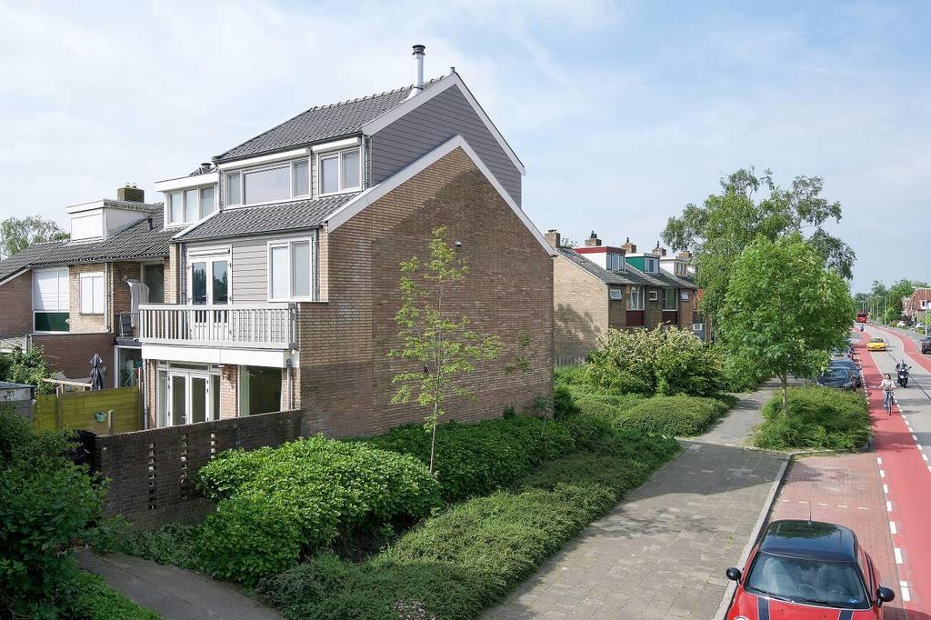 In Bovenkerk direct naast het Amsterdamse Bos ligt deze goed verbouwde hoekwoning. Door de hoekligging heeft u aan de voorzijde een mooi, levendig en vrij uitzicht.