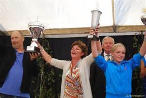 7 Uitleg t.a.v. genoemde prijzen op de wagens. In de huidige vorm kent het Bloemencorso Eelde 16 wagens. Er is een eerste en ere prijs voor diegene die in punten het hoogste haalt.