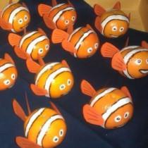 Nemo mandarijntjes mandarijntjes wit papier zwarte stift oranje papier schaar lijm plakband Maak van het witte papier dunne strookjes voor het lijf, oogjes en een mondje.