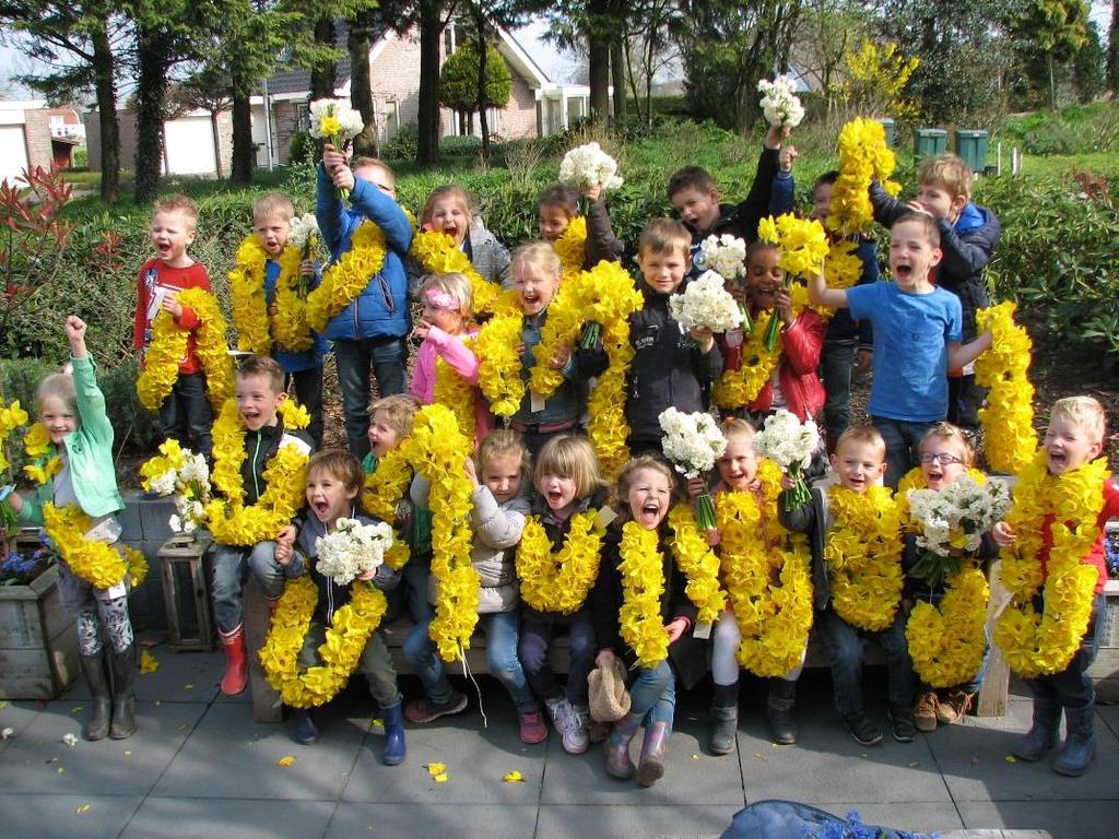 We gingen het land op waar we een krat vol narcissen mochten koppen.