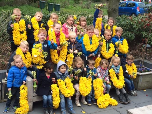 De kinderen hebben samen een verhaal over een schaap bedacht. Dit hebben we uitgespeeld en daarvan zijn foto s gemaakt. De foto s hangen bij het verhaal in de klas aan de wand.