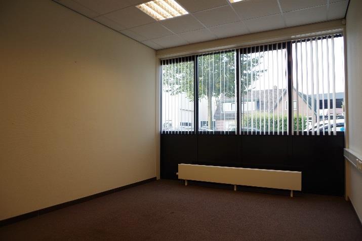 Alle ruimtes in het kantoorgedeelte zijn inclusief: - Systeemplafond met inbouwverlichting - Vloerbedekking of