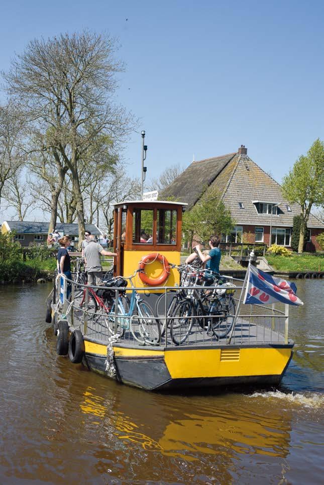 Het schip - het blijkt een tjalk - schuift traag door het water van de Dokkumer Ee. Wiebo en zijn fietsvriendin Elza bekijken de scène ademloos.