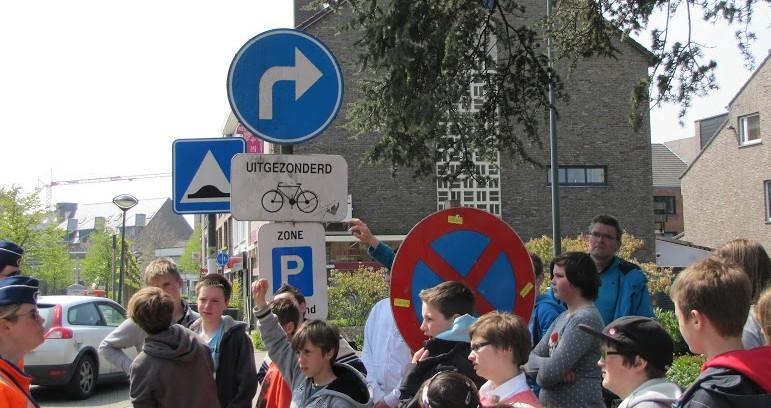 met de fiets naar school of bus of station.