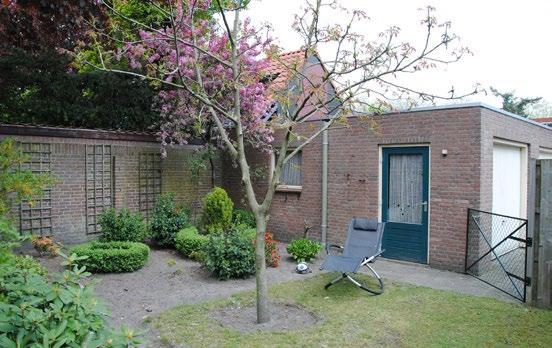 NIEUWE UITLEG 4A Aan brede straat gelegen, vrijstaande woning met slaapkamer en badkamer op de begane grond, 3 ruime slaapkamers en een 2e badkamer op de eerste verdieping.