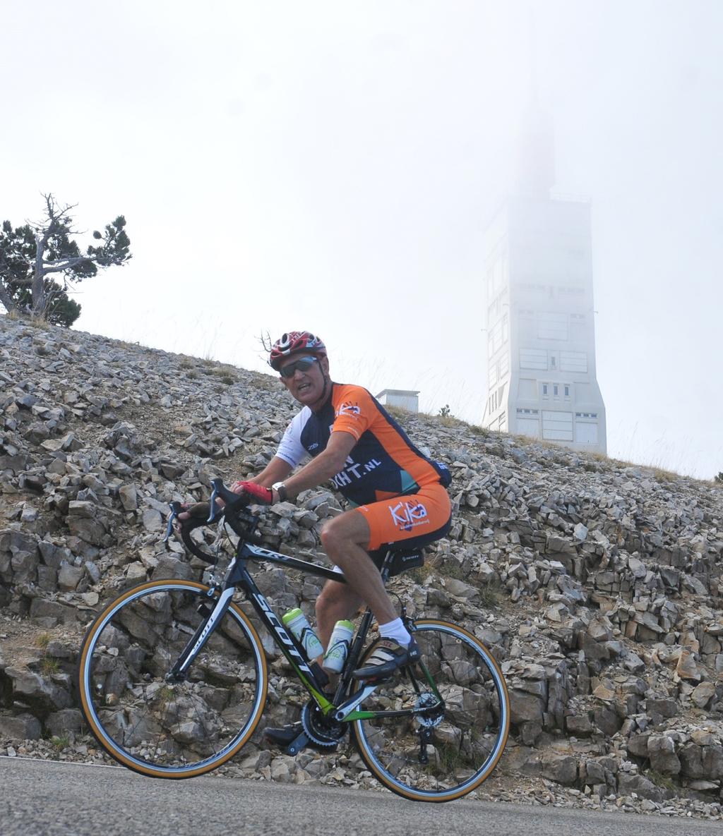 maaltijden, stijgingspercentages (tot wel 12%), pedaalslagen, de laatste bocht en de wolken rondom de toren van Mont Ventoux. Dat is wat passie doet met een mens.