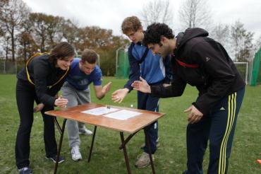 Foto 1 Foto 2 Foto 3 Foto 4 Foto 5 Voordat het spel start krijgen de