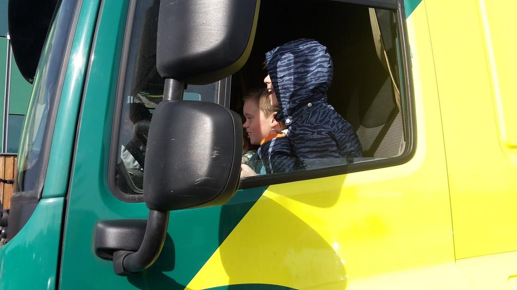 En toen weer helaas terug naar school Voordat de leerlingen van groep 6 naar het basketbaltoernooi gingen moesten ze een heel eind fietsen naar het Mec De leerlingen van groep 6 t/m groep 8 kregen