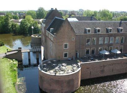 De watertoren en het oude stadhuis aan de Westdam zijn gebouwd op een ravelijn en ook molen De Windhond staat nog op het oorspronkelijke bastion.