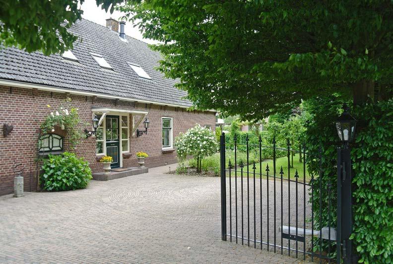 Een prachtige, fraai gelegen woonboerderij de "Anne Hoeve" met kantoor, hooiberg en werkplaats gelegen op een toplocatie in Harmelen.