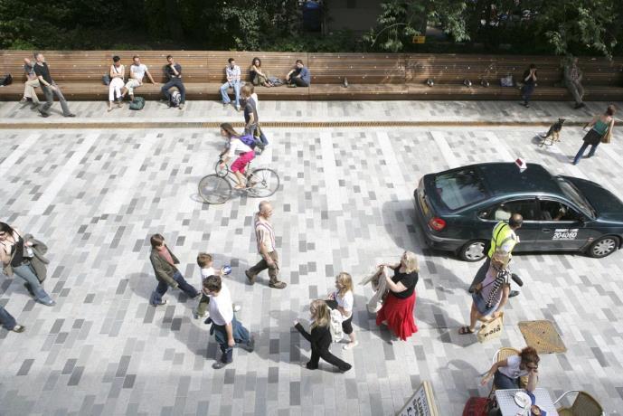 P2 P1 4- Aanleg op één niveau ter hoogte van parkings Voetgangers en fietsers kunnen de oversteekbeweging maken over de volledige lengte van de Zilvermeerlaan