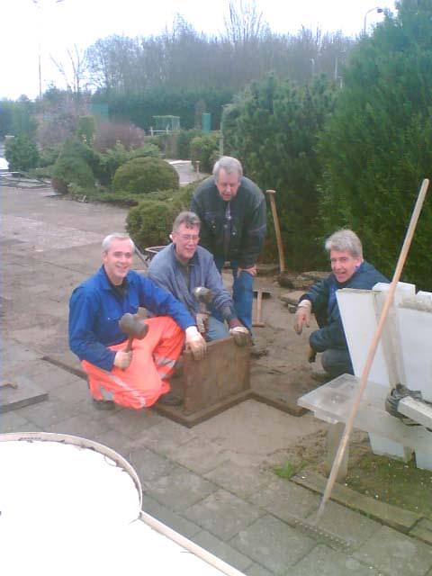 Langzamerhand konden we gaan kruien en tegels gaan leggen. We wisten dat dit een groot karwei werd, omdat de opperhoofd had besloten dat we de paden breder moesten maken.