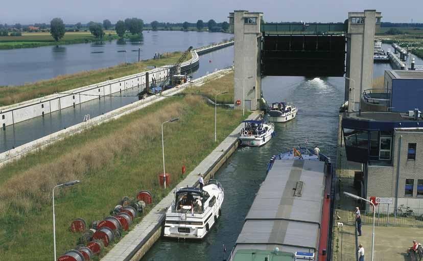 4.10 Sluis Lith Bovenstrooms - Let op: er kan stroom staan op de Maas en de afvarende beroepsvaart heeft ruimte nodig bij de invaart.