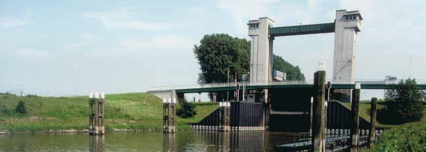 4.11 Sluis Sint Andries (Maaszijde) Op de Maas staat een stroom van ongeveer 1 km/uur, zowel een eb- als vloedstroom.