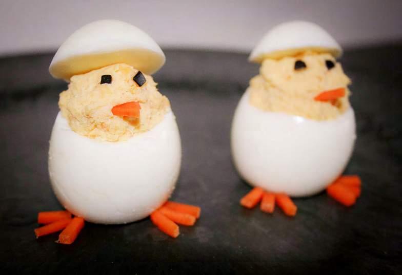 14. Kuikens INGREDIËNTEN KUIKENS: 2 eieren 1 wortel 2 blauwe bessen BEREIDINGSWIJZE: Kook eerst de eieren ongeveer 6 minuten. Laat de eieren goed afkoelen alvorens je start met de kuikens.