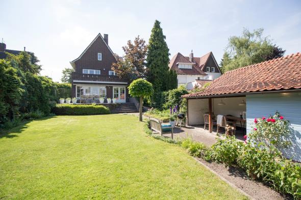 De houten tuinberging van (22 m²) heeft een met terrasoverkapping en vanuit de achtertuin kunt u via een doorgang het tweede terras bereiken waar u