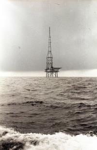 platform, dat in 1964 door RTV Noordzee was gebruikt, vinden. In het archief van de KNRM is deze tocht afgedaan met de conclusie: Onverrichterzake keerde de reddingboot terug en meerde te 17.