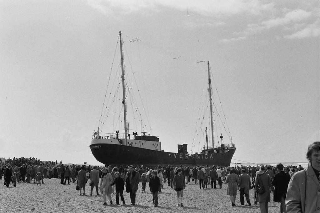 Norderney op strand Scheveningen 1973 Foto: Menno Dekker Via de 538 meter werden de tapeprogramma s, die normaal werden uitgezonden, onderbroken en werden er noodsignalen gebracht en om onmiddelijke