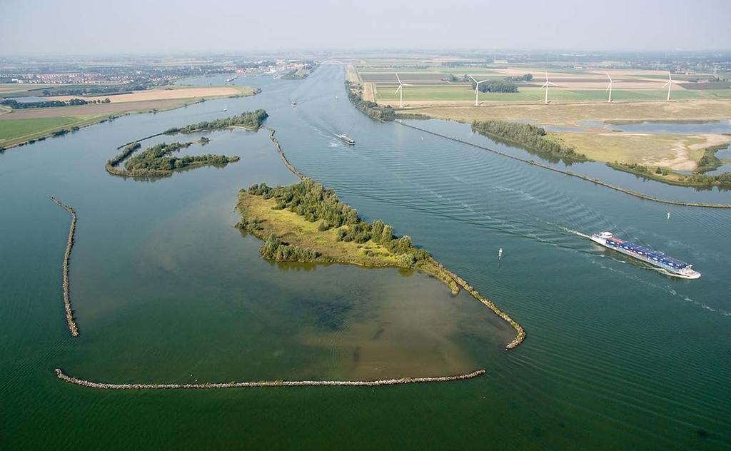 Foto: P. Bijl 2.7 Tholen Op de Schelde-Rijnverbinding in de omgeving van Tholen zijn voor de recreatievaart twee gevaarlijke kruisingen.