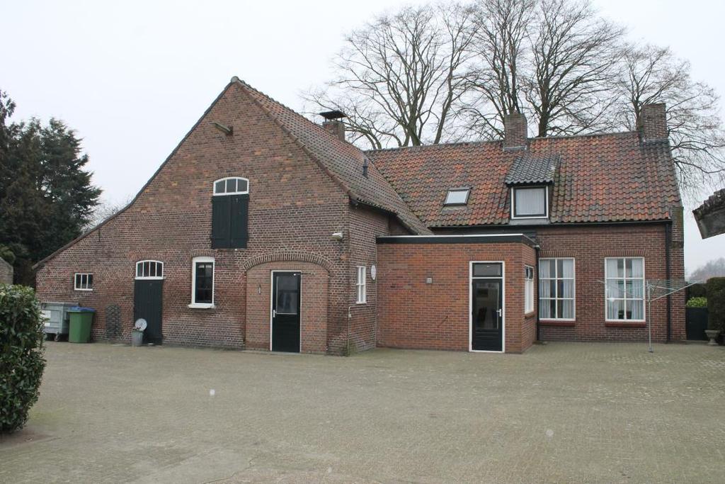 De bedrijfswoning De vrijstaande bedrijfswoning is gebouwd omstreeks 1951 en is in de loop der jaren verbouwd. De woonboerderij heeft een inhoud van circa 900 m³ (excl. de mantelzorgwoning).