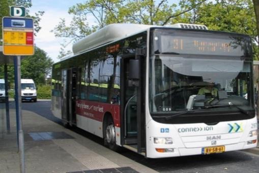 Ook mag bestuurders van een personenauto tijdens het deelnemen aan het verkeer geen telefoon vasthouden.