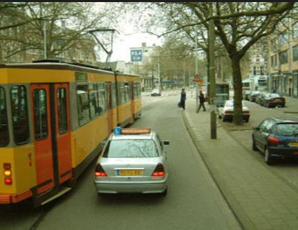 LES 1 Begrippen + Diversen Tramhalte: Bestuurders die een stilstaande tram of autobus willen voorbijrijden aan de zijde waar passagiers in- en uitstappen, moeten aan hen daartoe gelegenheid geven.
