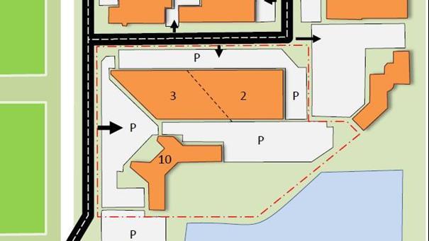 Rondom de gebouwen liggen diverse parkeervelden, afgezoomd met groene hagen. Een deel van een parkeerveld ligt buiten het kadastrale eigendom en binnen de vigerende bestemming.