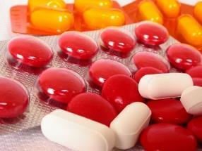 Geneesmiddelenwet De Geneesmiddelenwet geeft apothekers een brede bevoegdheid om, met toestemming van de patiënt laboratoriumwaarden op te vragen die noodzakelijk zijn bij de terhandstelling van