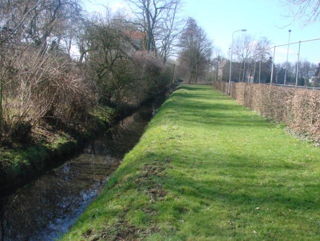 1 A-watergang tussen Lange Dreef en huidige sportvelden Rondom het plangebied liggen watergangen, zie bijlage 1. Langs de Lange Dreef ligt een A-watergang (zie figuur 2.