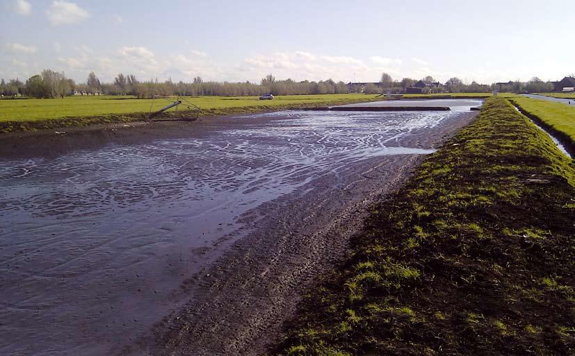Bagger opslaan in weilanddepots Waterschap Rivierenland baggert alle A-watergangen in het rivierengebied om de 15 jaar. Per jaar komt een deel van het gebied aan de beurt.