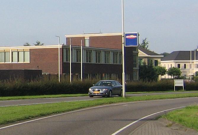 Doorgaand verkeer Dorpsstraat Baexem De Dorpsstraat in Baexem wordt relatief zwaar belast door doorgaand verkeer over de N280 en door het verkeer over het traject tussen N279 en N280 via de kern