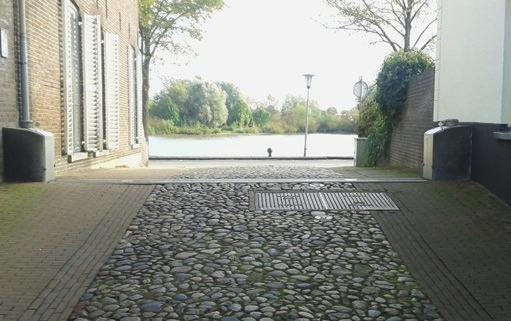 Zet uw route voort naar Voorstraat 16, een smederij (deze is in de oude luister hersteld). Tegenover dit pand ziet u weer een doorgang richting de IJssel, de Meerminnenpooort.