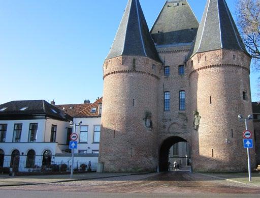 De Burgel vormde de eerste middeleeuwse verdedigingslinie van Kampen. Tot 1460 lag de stad ingesloten tussen de IJssel en deze oude stadsgracht (zie plattegrond op pagina 13).