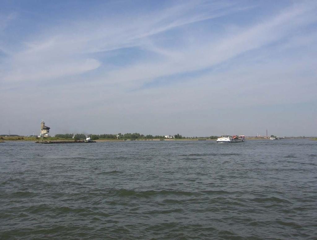 1.32 Kruising bij Tiel Amsterdam-Rijnkanaal Waal Waar: kilometerraai 72, bij Tiel. Na de Prins Bernhardsluis (marifoonkanaal 18) komt het Amsterdam-Rijnkanaal uit in de Waal.