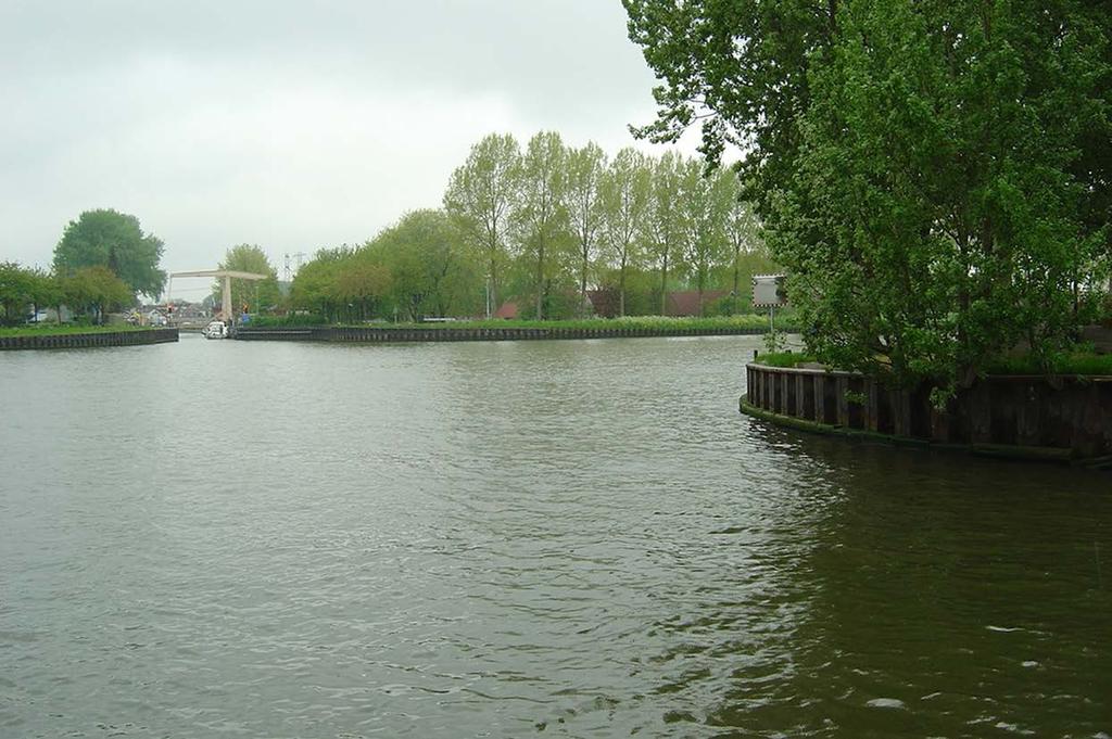 Foto s: Waternet 1.24 Weesp Driemond Op deze plekken hebt u snel last van de golfslag en de zuiging die de scheepvaart veroorzaakt. Waar: zuidoost van Amsterdam, tussen kilometerraai 9 en 10.