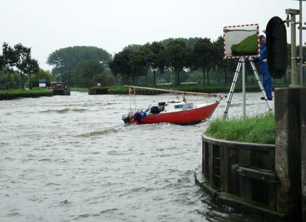 Vaar rustig richting Amsterdam-Rijnkanaal. Let op de golfslag en zuiging van de scheepvaart op het kanaal. Houd er rekening mee dat uw schip in de buurt van de brug slecht zichtbaar is op de radar.