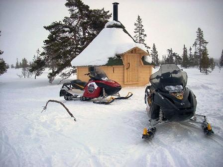 DAMSC01 Dagelijks Sneeuwscooter 5u00 2 Lunch 235 (2 personen per scooter) Dag 3: Zweedse gezelligheid De typische rode huisjes zijn op hun mooist in de winter wanneer ze fel contrasteren in het witte