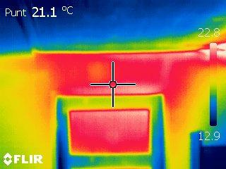 door de verwarmingsleidingen die daar lopen. Deze warmte verdwijnt via de gevels naar buiten (linker foto).