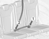 Trek de slotplaten met de riem uit de gordelhouder in het dak. Verwijder de onderste slotplaat uit de houder en klik deze in de linkergesp (1) van de middelste stoel.