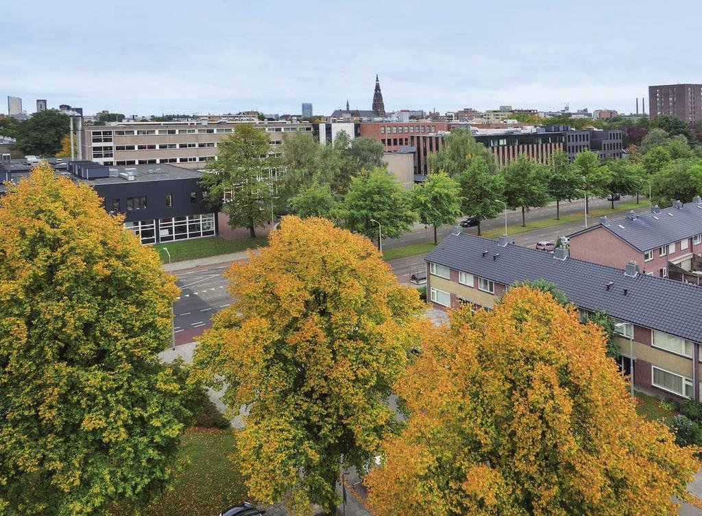 Vanuit de woonkamer heeft u toegang middels een loopdeur tot een balkon.