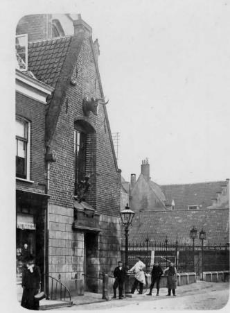 Geschiedenis De Kleine Vleeshal (ook wel bekend als De Ossenkop ) is een 15eeeuws gebouw van het voormalig slagersgilde in de stad Utrecht.