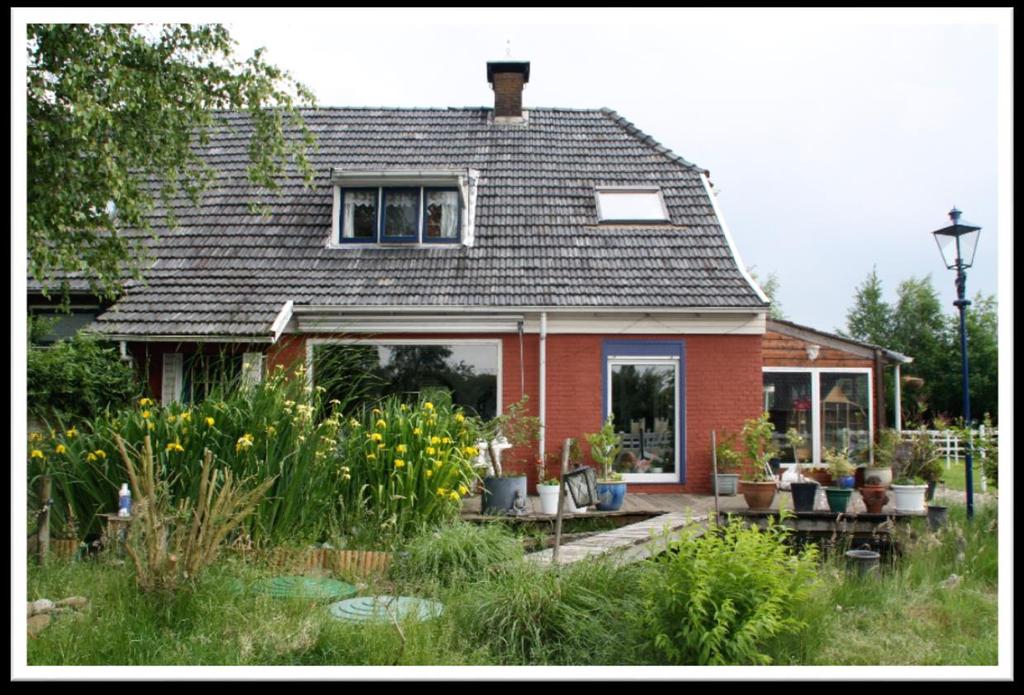 Omschrijving Op zoek naar rust en ruimte? Paarden bij huis? Reeën in de "achtertuin" en op korte afstand van groot bos? Deze woning met paardenvoorzieningen op een ruim perceel van bijna 3.