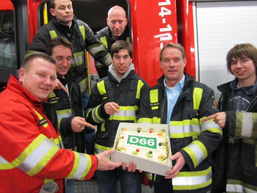 Valentijnstaart voor vrijwilligers brandweer D66 Blaricum heeft dit jaar met Valentijn de traditionele taart overhandigd aan de brandweer in Blaricum.