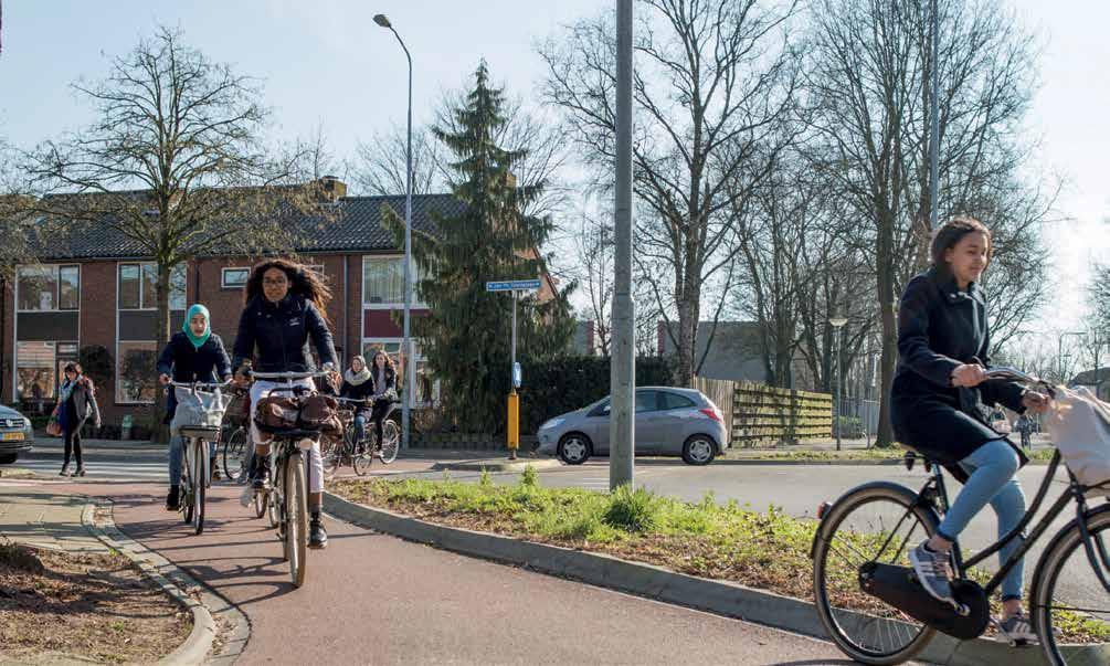 Ede veilig op de fiets (naar school)! Steeds meer kinderen gaan op de fiets naar school. Fijn! Want fietsen is duurzaam en gezond.