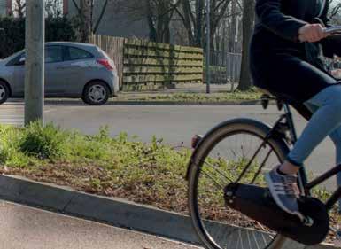 Ook de snelheid voor auto s gaat terug van 80 naar 60 km per uur. Stickers plakken! Belijning op fietspaden We brengen witte onderbroken lijnen aan op tweerichtingsfietspaden en passen bebording aan.