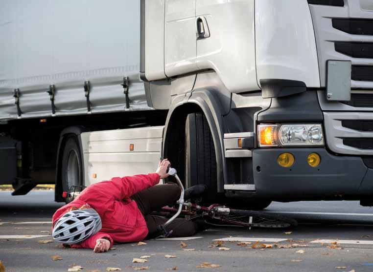 dodehoekongevallen voorkomen IN T KORT Het Duitse Verbond van Verzekeraars (de GDV) pleit voor een verplicht detectiesysteem op zware vrachtauto s om dodehoekongevallen te voorkomen.